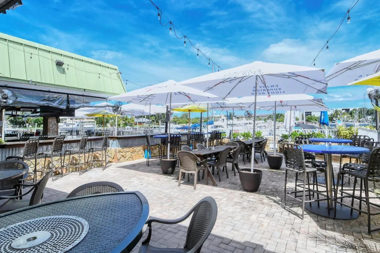 Heated Pool, Bunk Beds, King Bed, Huge Tv, Marina, Tiki Bar Aparthotel South Bradenton United States