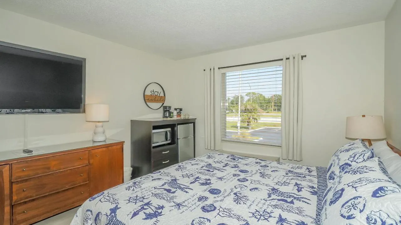 Heated Pool, Bunk Beds, King Bed, Huge Tv, Marina, Tiki Bar Aparthotel South Bradenton 0*,  United States